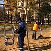 В Савелках проверили подвесные качели на детских площадках